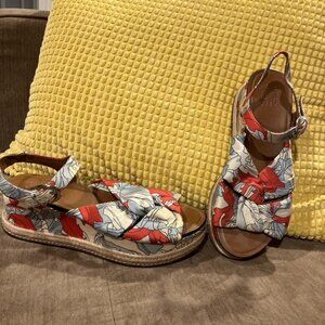 Naturalizer sandals with ankle strap, size 10